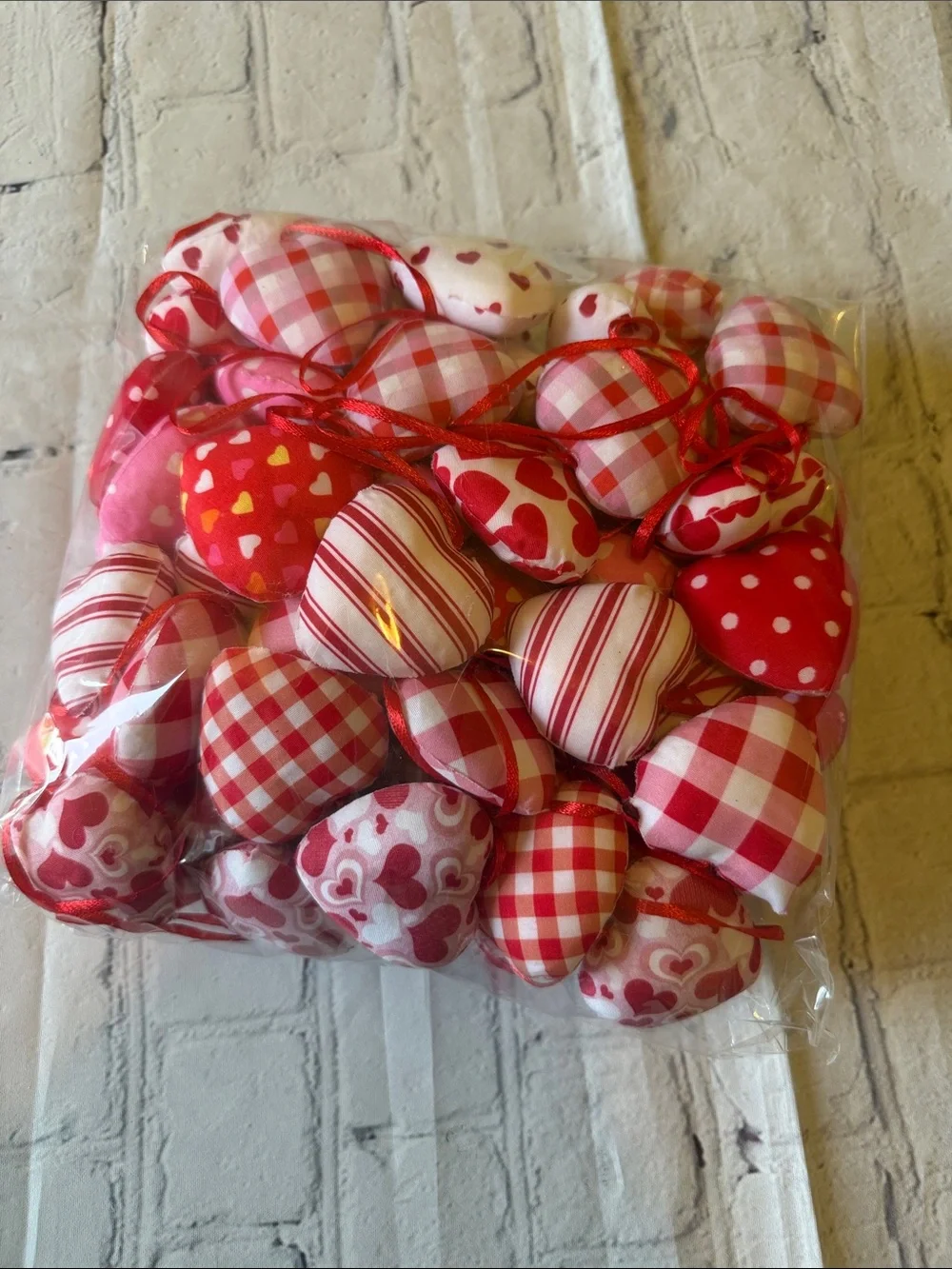 30 Valentine Heart Hanging Decorations - Pink & Red